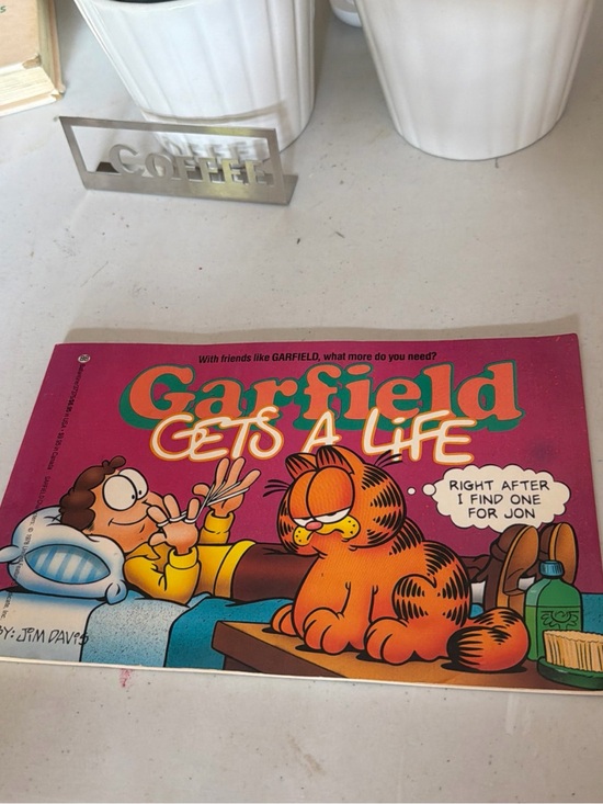 Garfield Other - Garfield Gets a Life Comic Book - Pink Cover